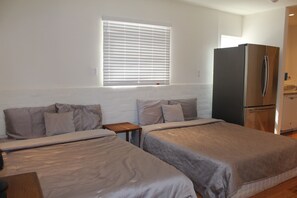 Premium Studio, 2 Queen Beds, Kitchenette, Laundry, Patio/BBQ