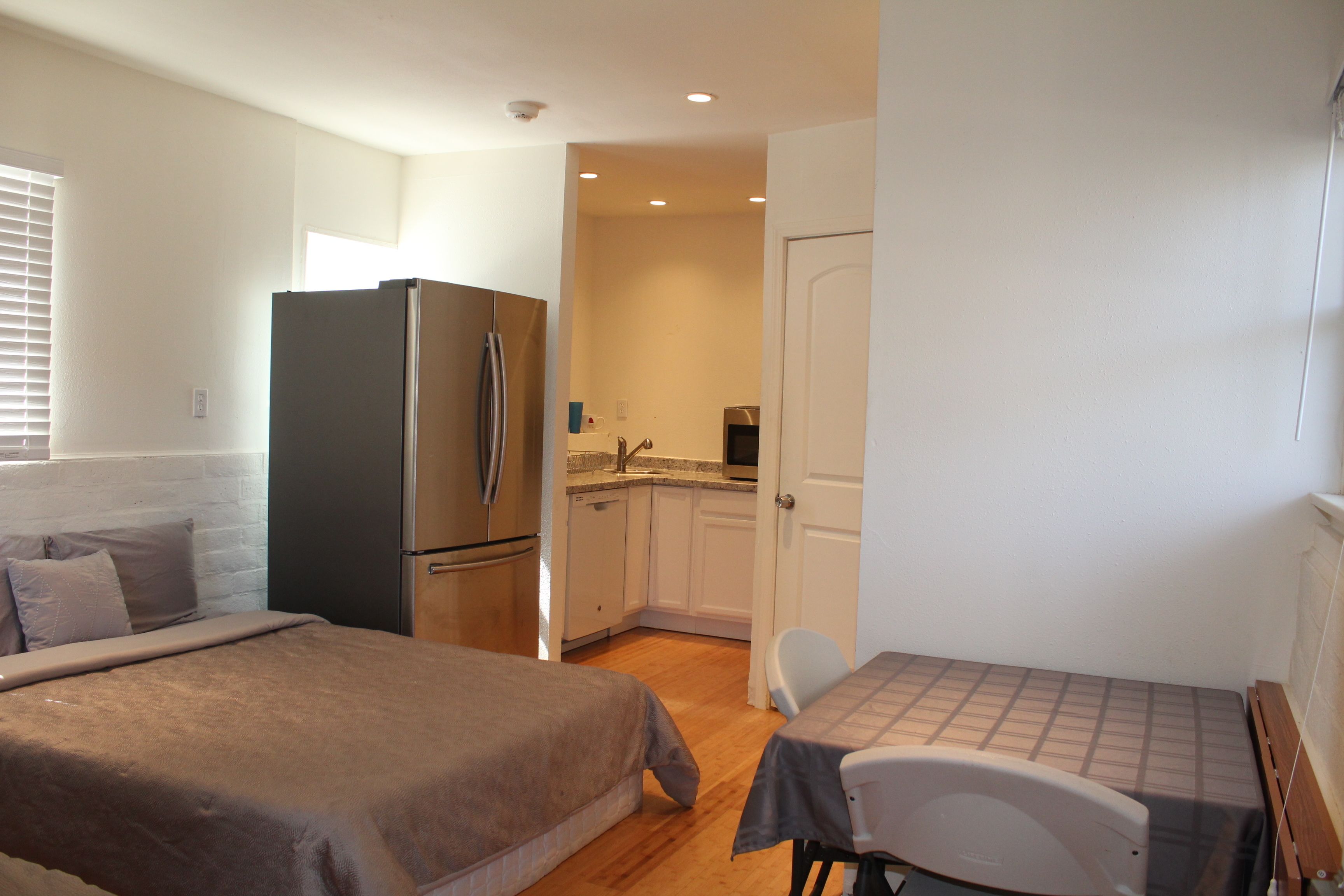 Premium Studio, 2 Queen Beds, Kitchenette, Laundry, Patio/BBQ | Opções para refeição no quarto