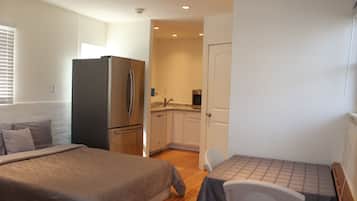Premium Studio, 2 Queen Beds, Kitchenette, Laundry, Patio/BBQ | Opções para refeição no quarto