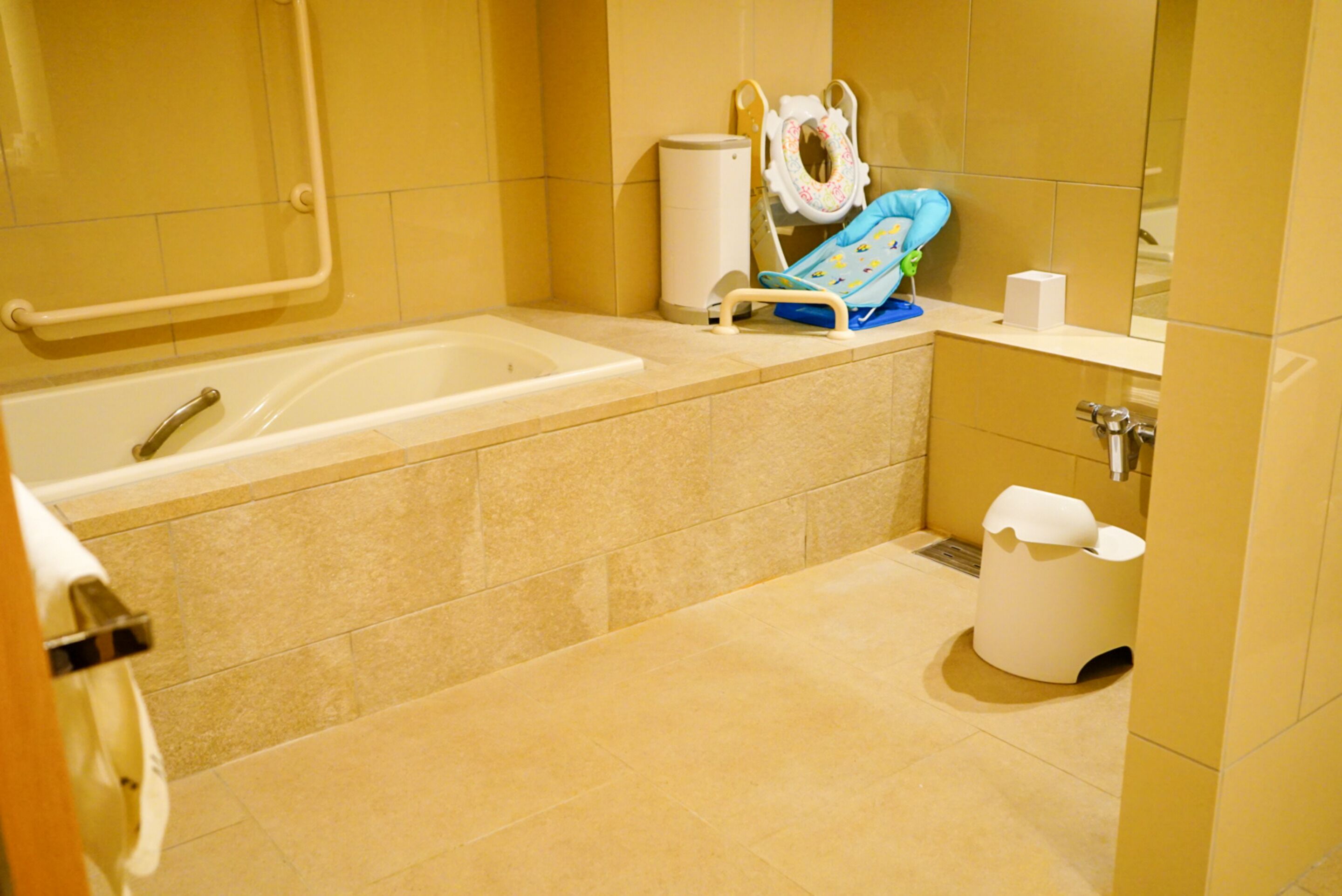 Un baño con bañera, inodoro y lavamanos.