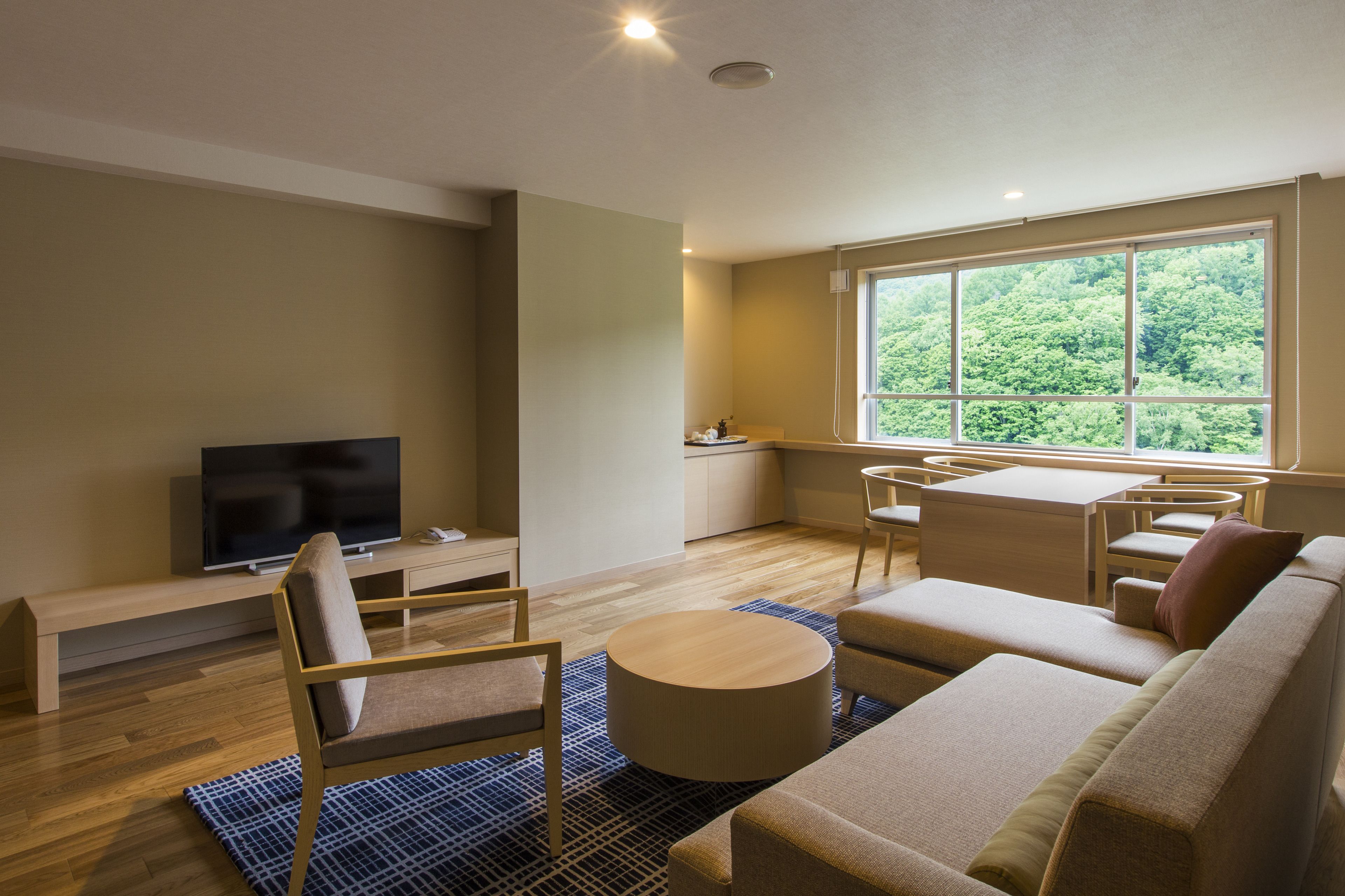 客房内保险箱、办公桌、遮光窗帘、熨斗/熨板