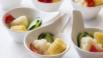 Una serie de tazones blancos con diferentes verduras.