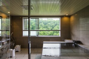 Artículos de tocador gratuitos, secador de pelo, pantuflas, bidet