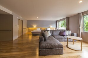 ห้องพรีเมียม, พร้อมสิ่งอำนวยความสะดวกสำหรับผู้พิการ, ปลอดบุหรี่ | บริเวณนั่งเล่น | ทีวีจอแบน 32 นิ้ว พร้อมช่องดิจิตอล, ทีวี