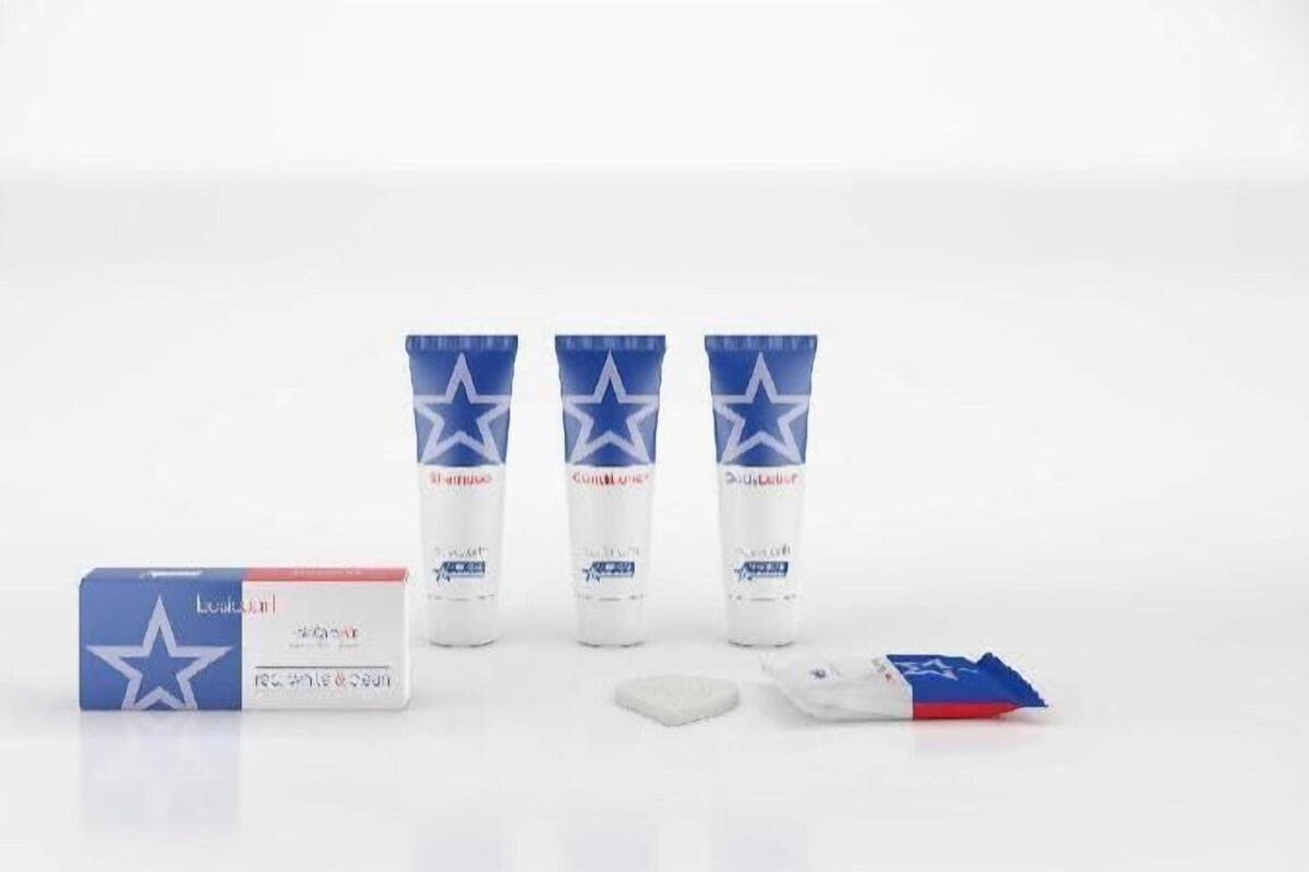 Trois tubes de lotion et une boîte de lotion décorée d’un motif en forme d’étoile.