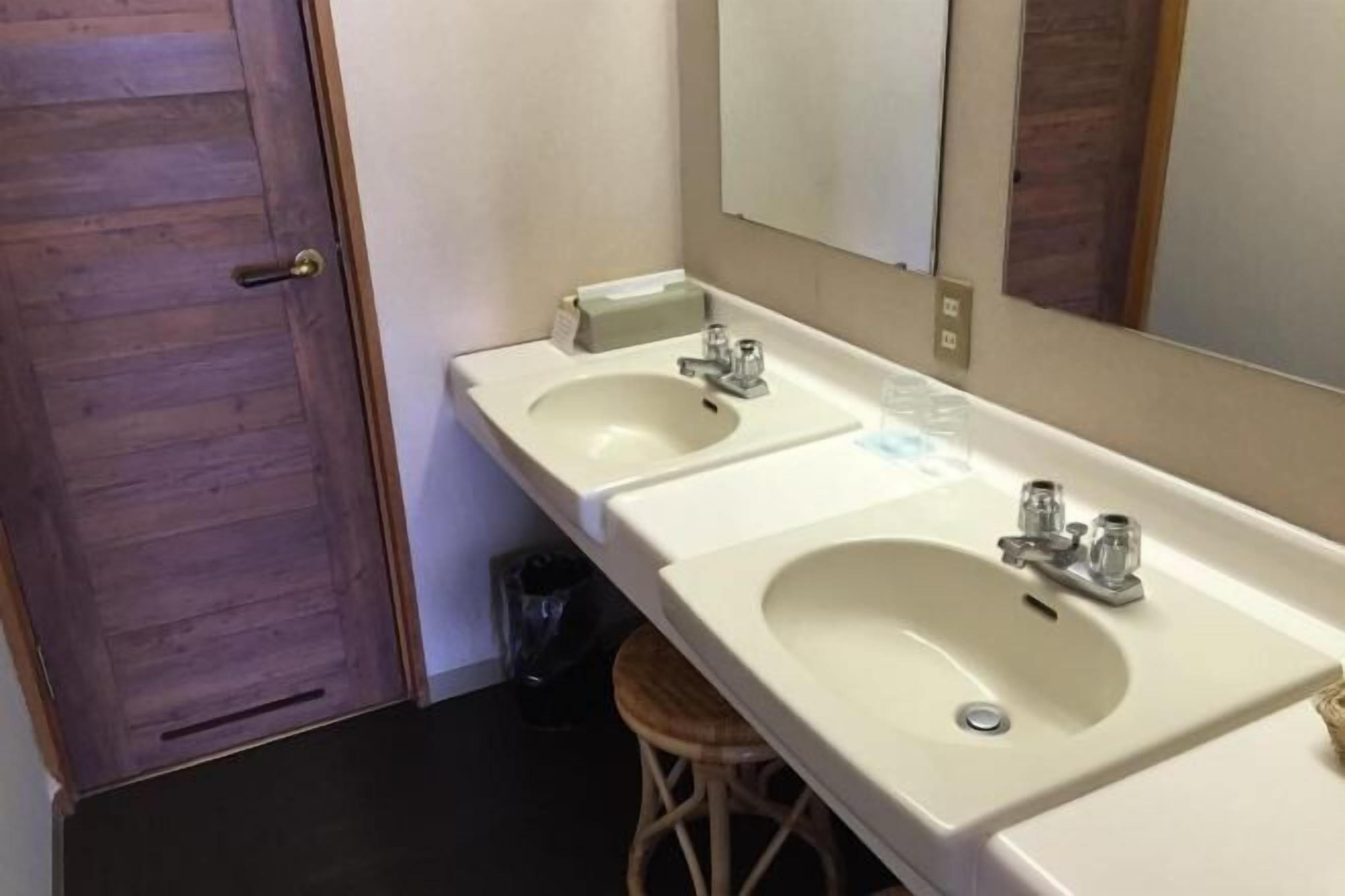 Bathroom | Separate tub and shower, free toiletries, hair dryer, slippers