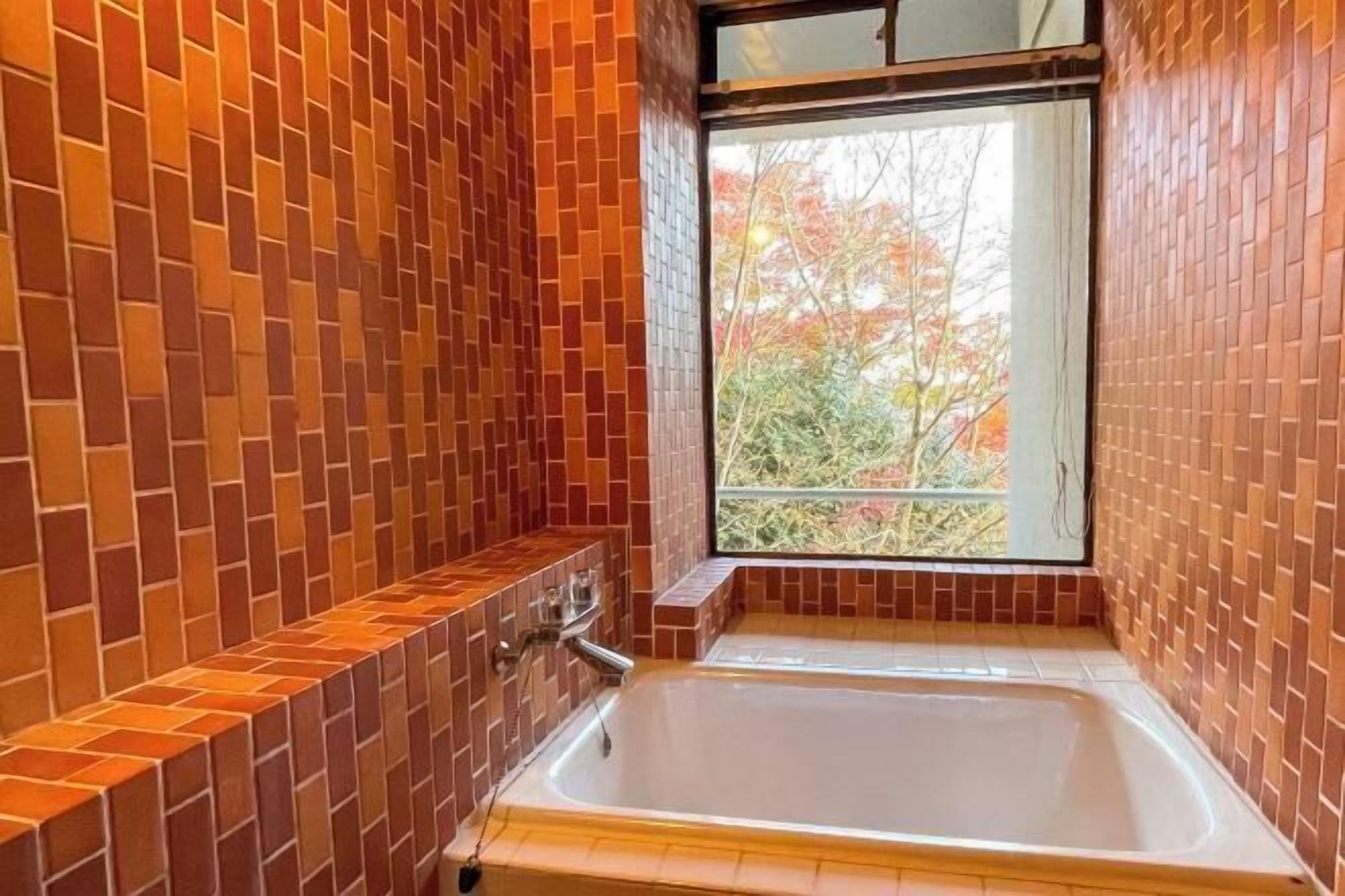 Bathroom | Separate tub and shower, free toiletries, hair dryer, slippers