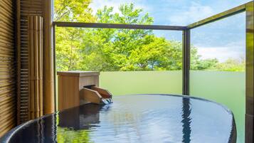 Suite Luxury | Minibar, una cassaforte in camera, una scrivania, tende oscuranti