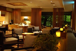 Bar-salon dans le hall