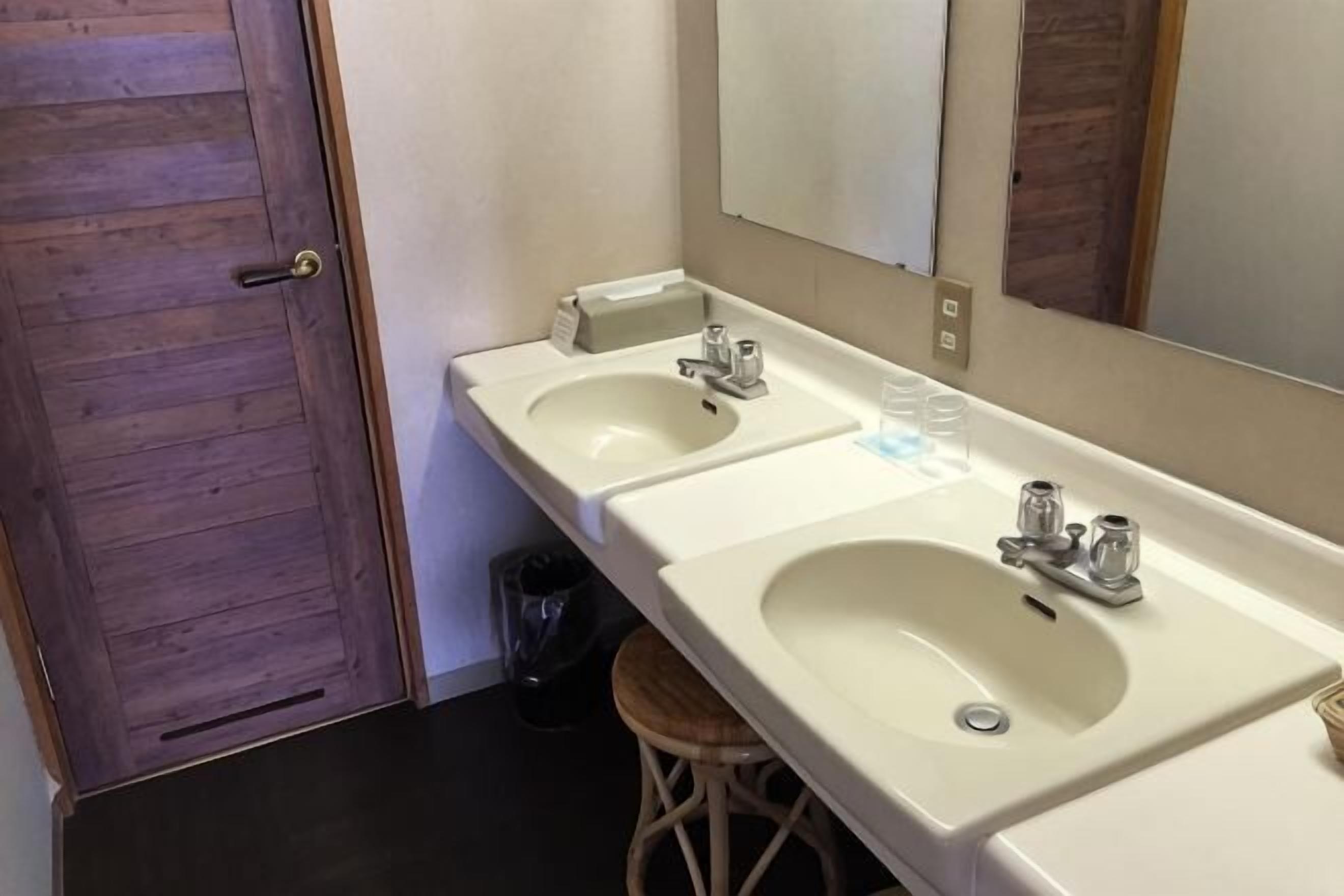 Bathroom | Separate tub and shower, free toiletries, hair dryer, slippers