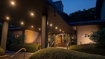 住宿正面 (夜晚)