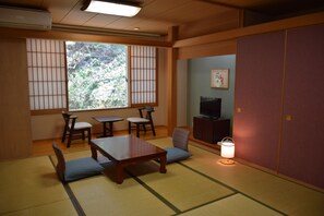 Traditional Room (Japanese-Style, 10 Tatami Matts) | In-room safe, free WiFi - Hotel Daisen Shirogane (Daisen)