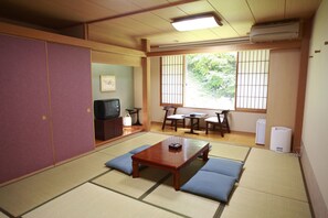 Traditional Room (Japanese-Style, 12 Tatami Matts) | In-room safe, free WiFi - Hotel Daisen Shirogane (Daisen)