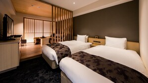 A hotel room with two beds, a desk, a chair, and a TV. - Daiwa Roynet Hotel Kyoto Ekimae PREMIER (Kyoto)