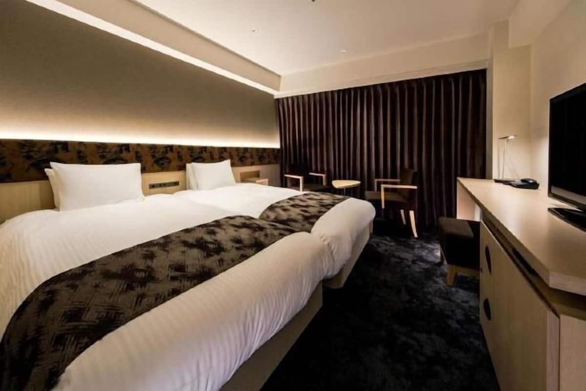 Down duvets, in-room safe, desk, laptop workspace