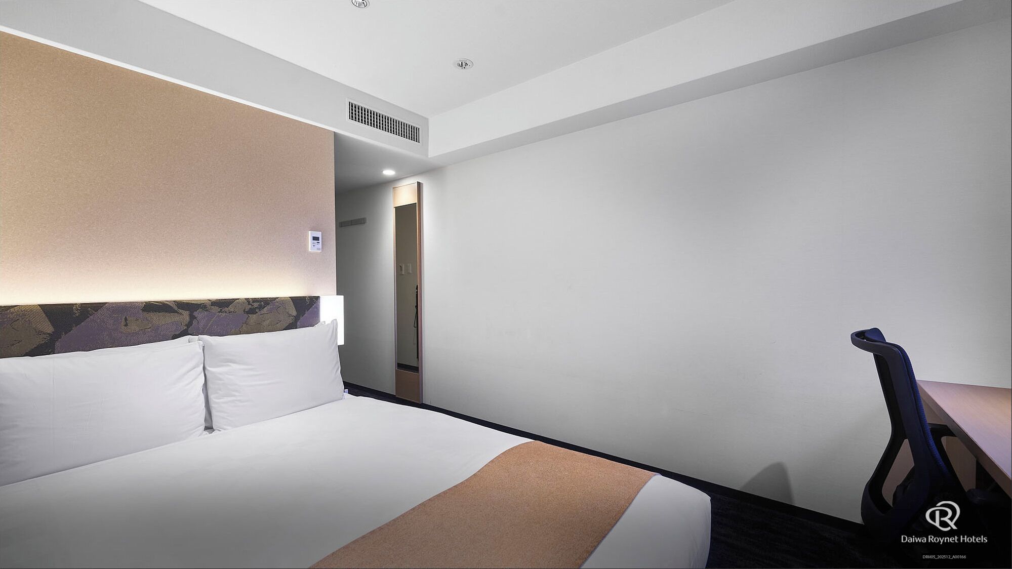 Standard Double Room Non Smoking | Down duvets, in-room safe, desk, laptop workspace