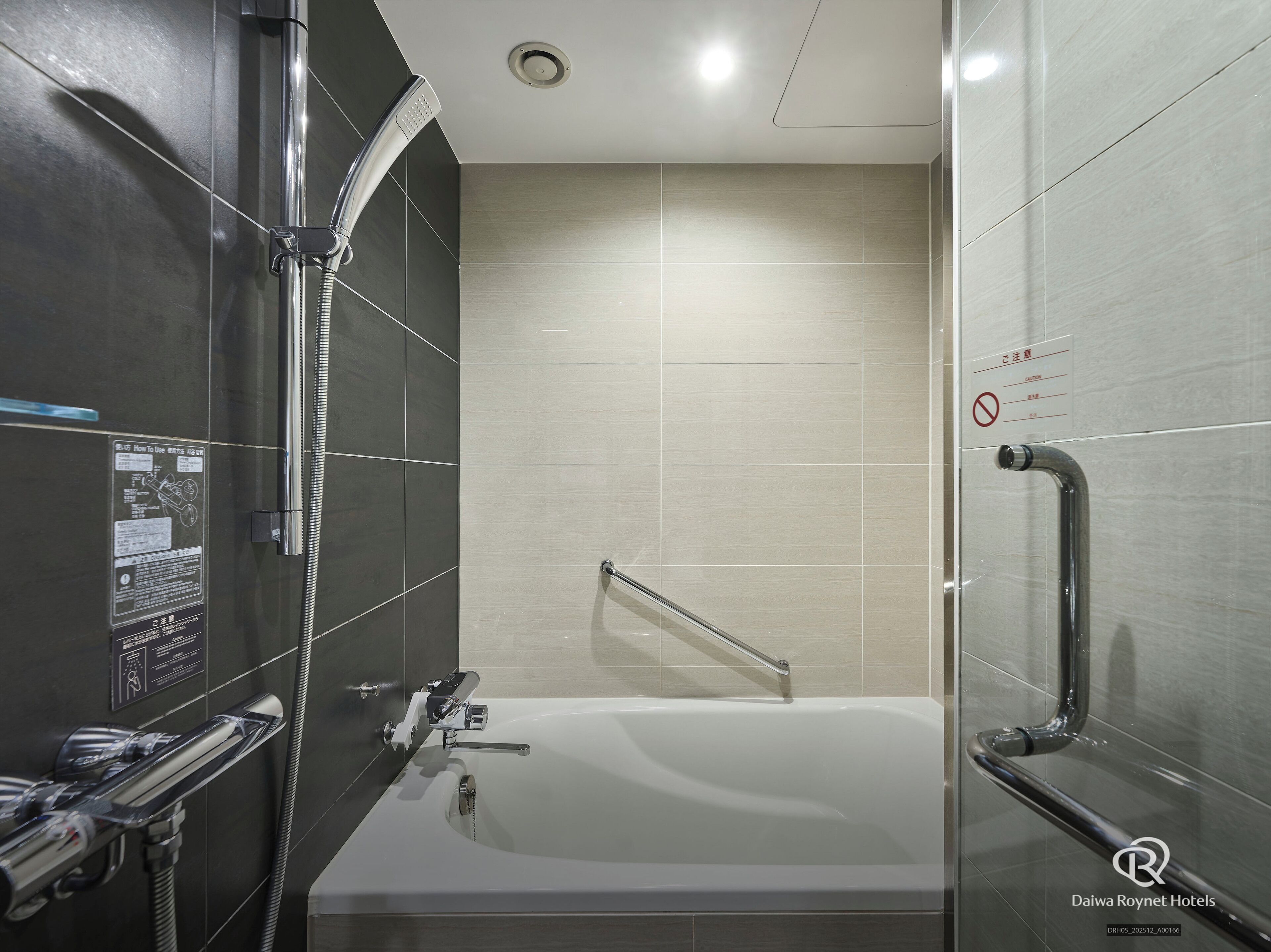 Un baño moderno con bañera, ducha y cabina de ducha con paredes de vidrio.