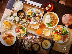 Tägliches Frühstücksbuffet (2000 JPY pro Person)