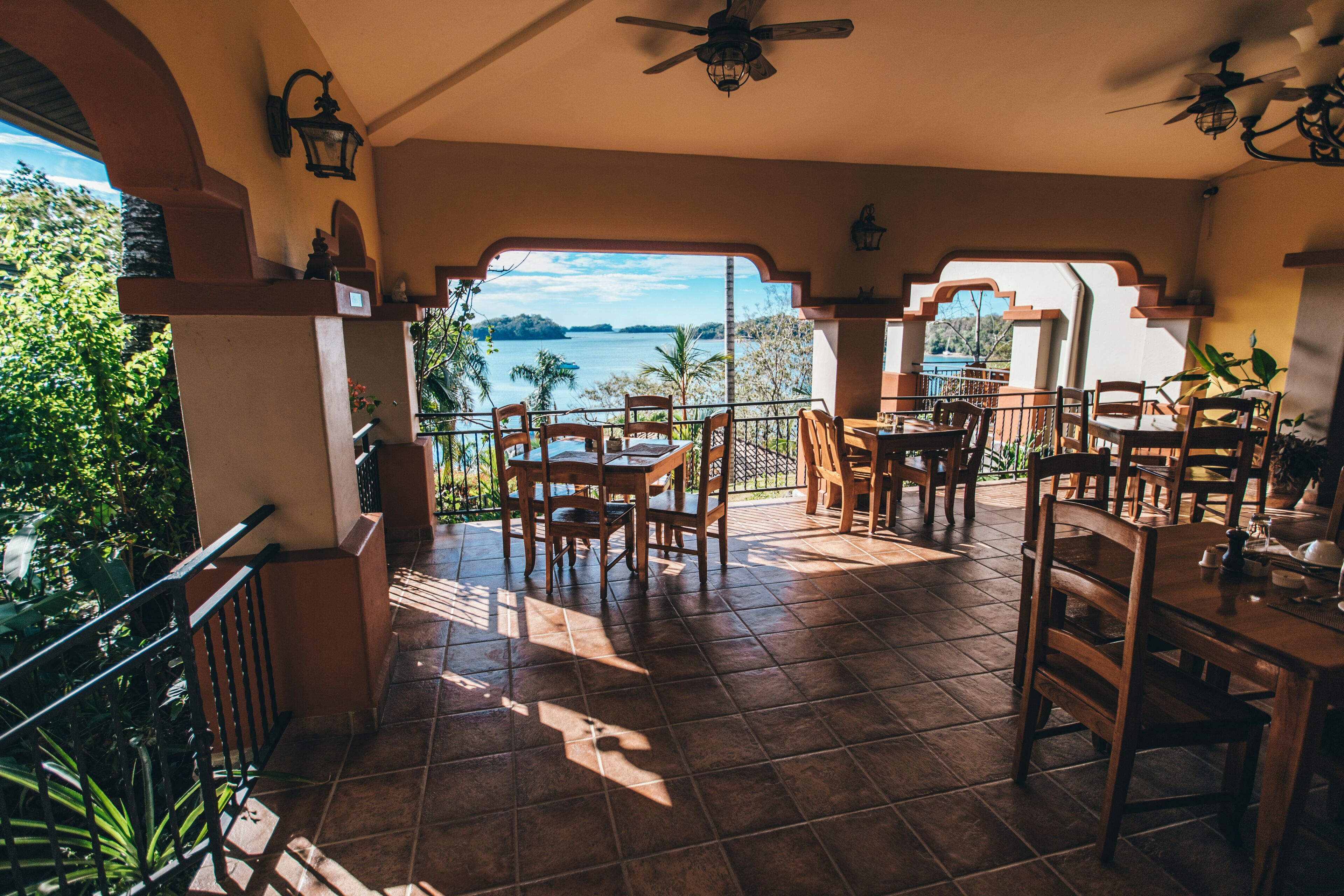 2 restaurants, breakfast, lunch, dinner served; international cuisine