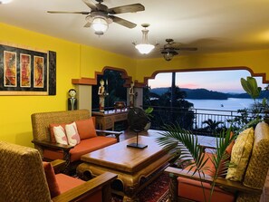 Här finns 2 restauranger som serverar frukost.