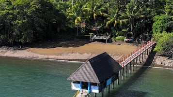 Une longue jetée s’étendant dans une étendue d’eau, avec un petit bâtiment à son extrémité.