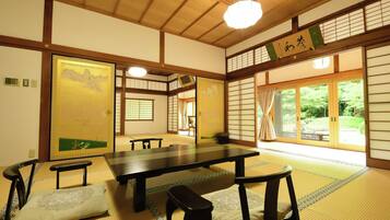 1 間睡房、羽絨被、房內夾萬、書桌