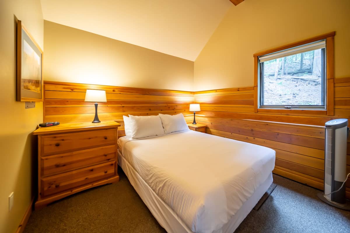 1 bedroom, premium bedding, iron/ironing board, free WiFi