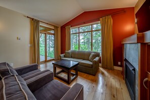 Chalet de lujo, 1 cama King size y sofá cama | Área de sala de estar | Smart TV de 40 pulgadas con canales vía satélite y televisión 