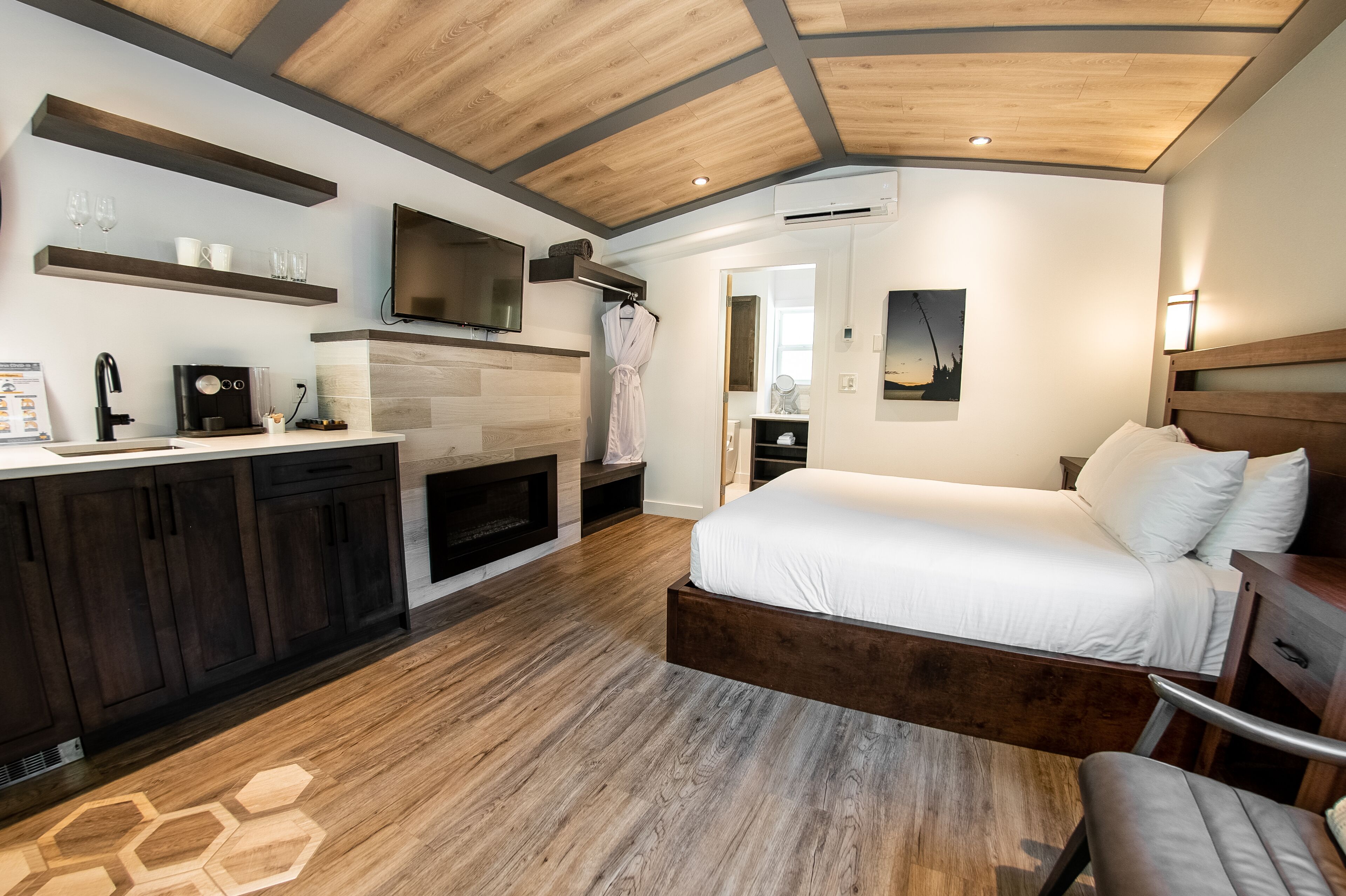 exclusive cabin | 1 bedroom, premium bedding, iron/ironing board, free wifi