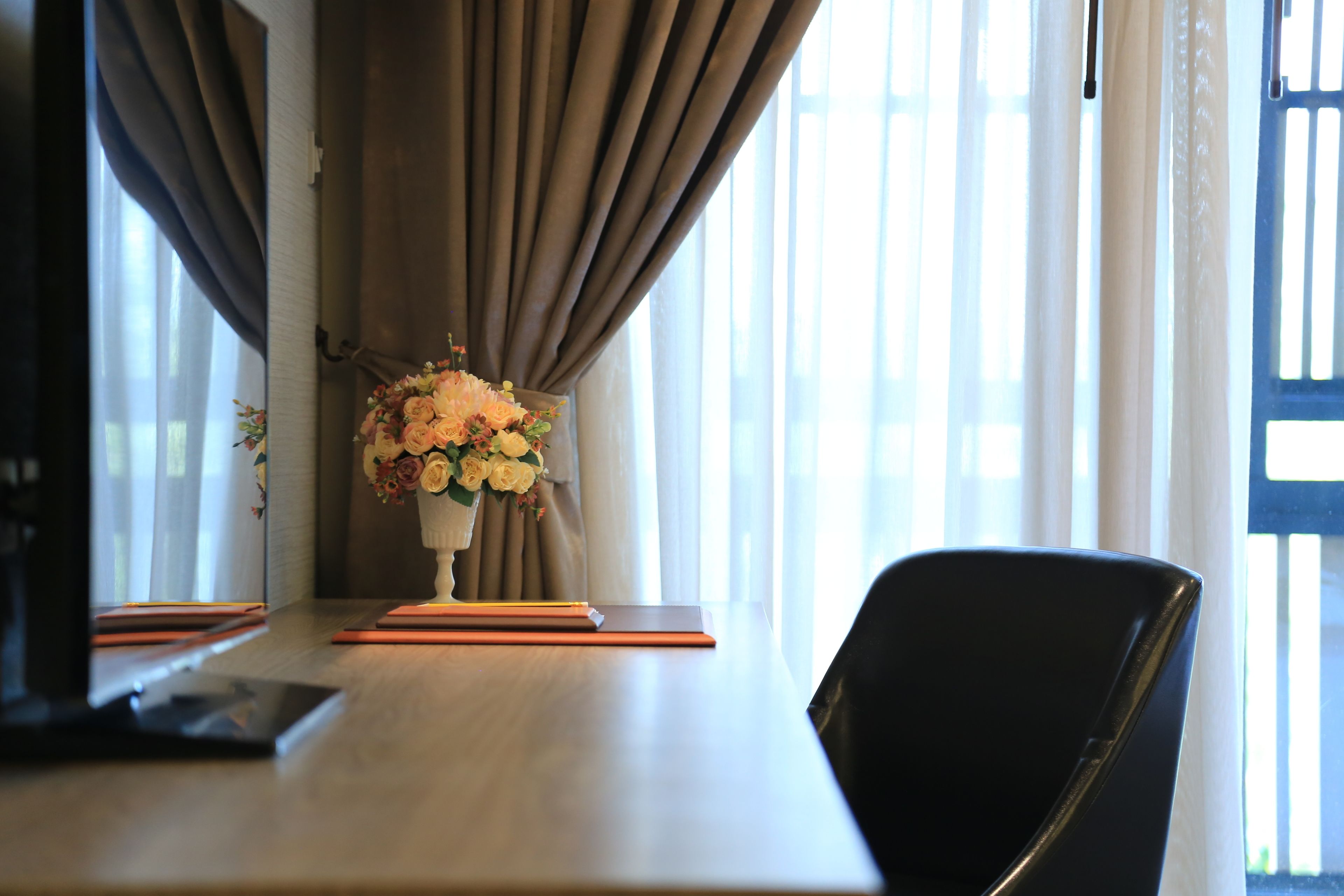 deluxe double or twin room, park view | 1 bedroom, premium bedding, minibar, in-room safe