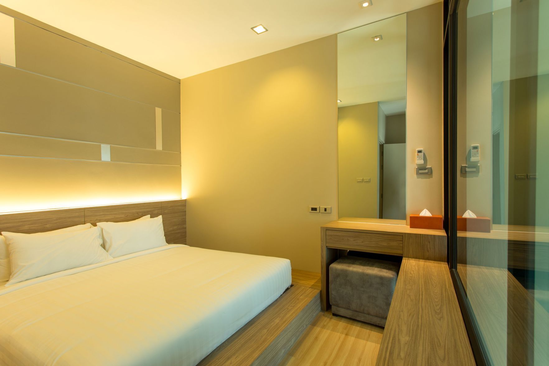 Hochwertige Bettwaren, Minibar, Zimmersafe, Schreibtisch