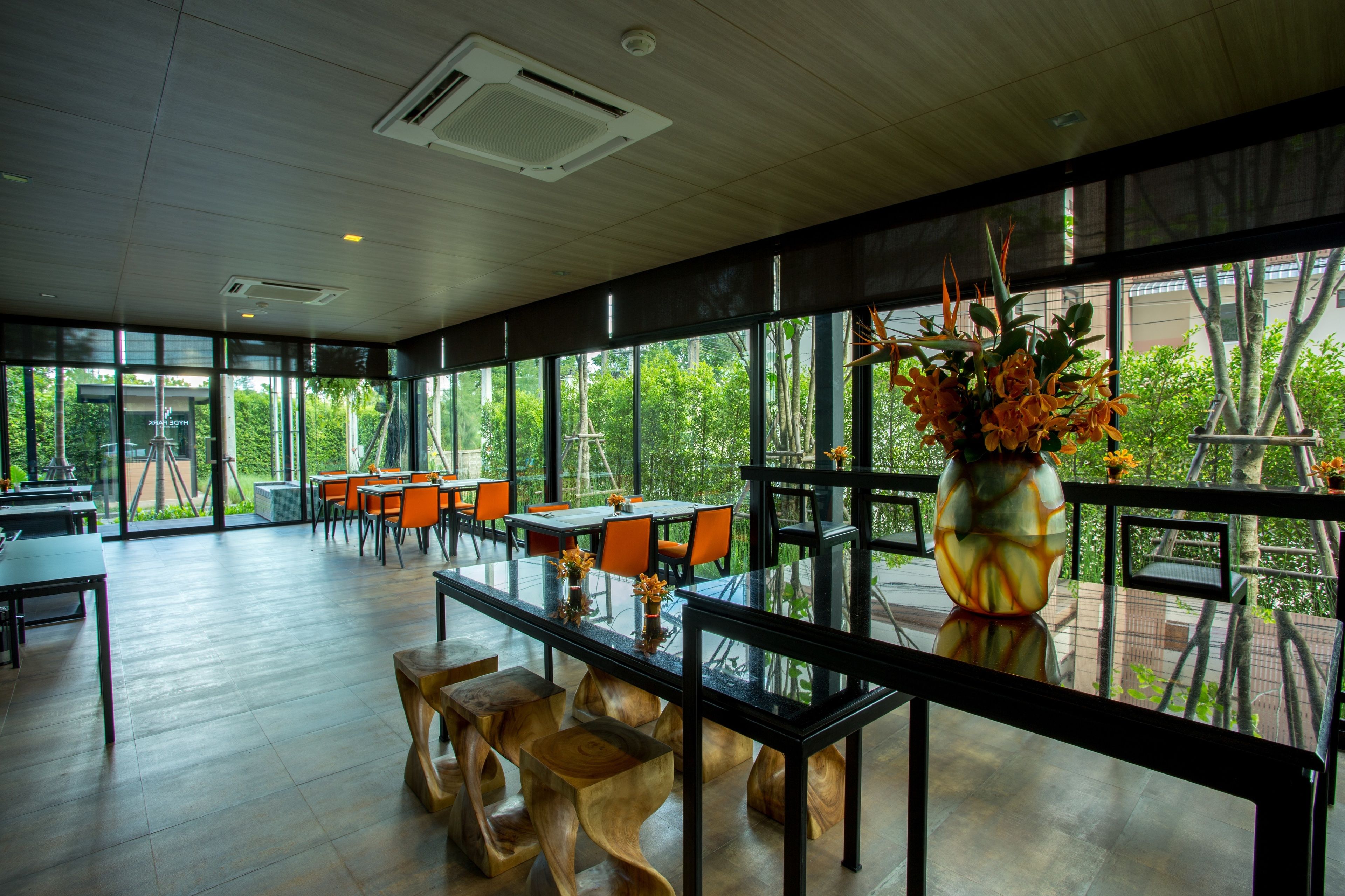 breakfast and lunch served, international cuisine