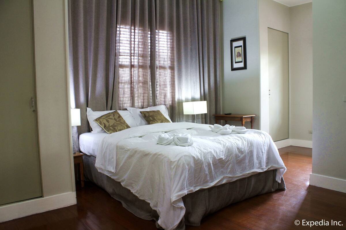 Junior Suite ( 109 ) | In-room safe, desk, iron/ironing board, WiFi (free)