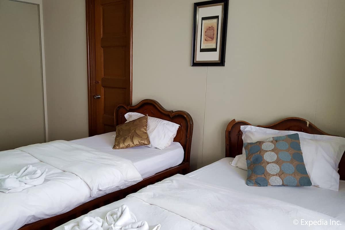 Junior Suite ( 106 ) | In-room safe, desk, iron/ironing board, WiFi (free)