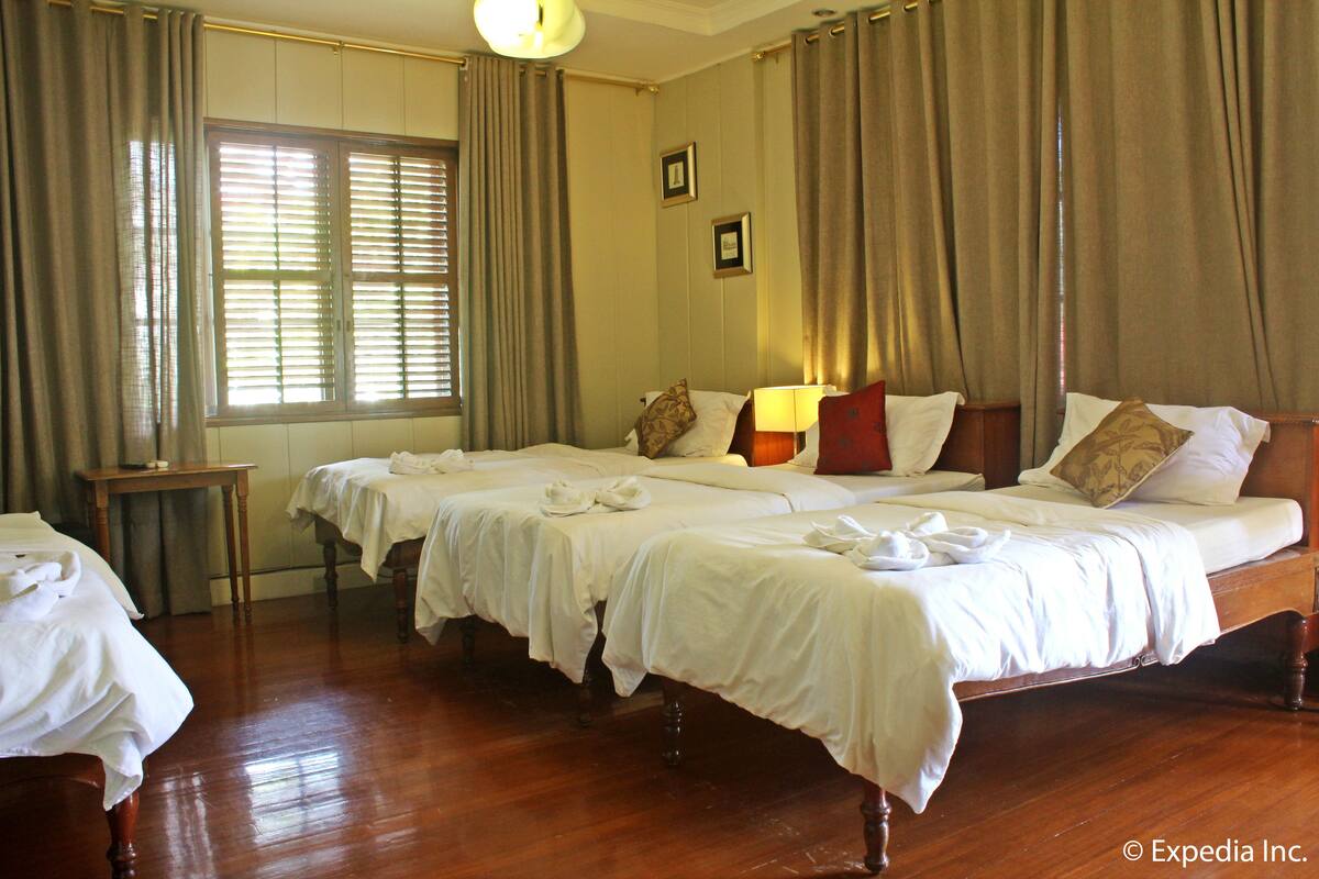 Family Suite ( 105 ) | In-room safe, desk, iron/ironing board, WiFi (free)
