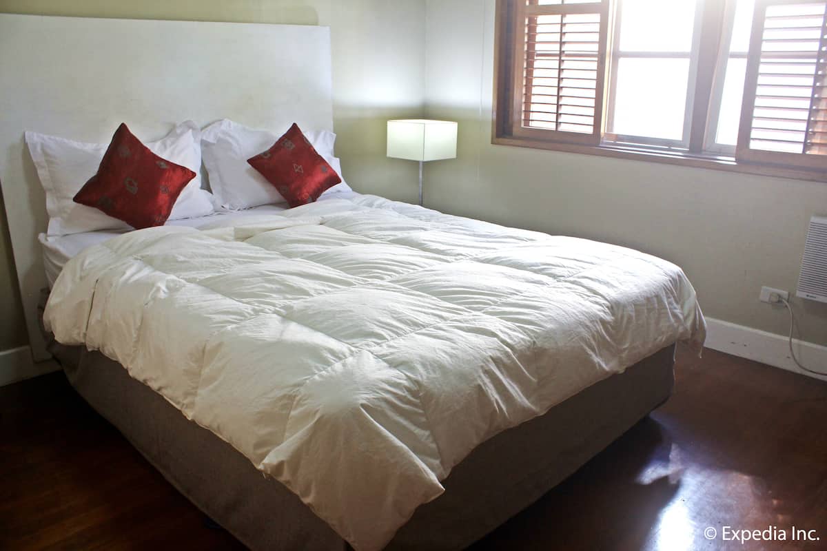Deluxe Room, 1 Queen Bed ( 103 ) | In-room safe, desk, iron/ironing board, WiFi (free)