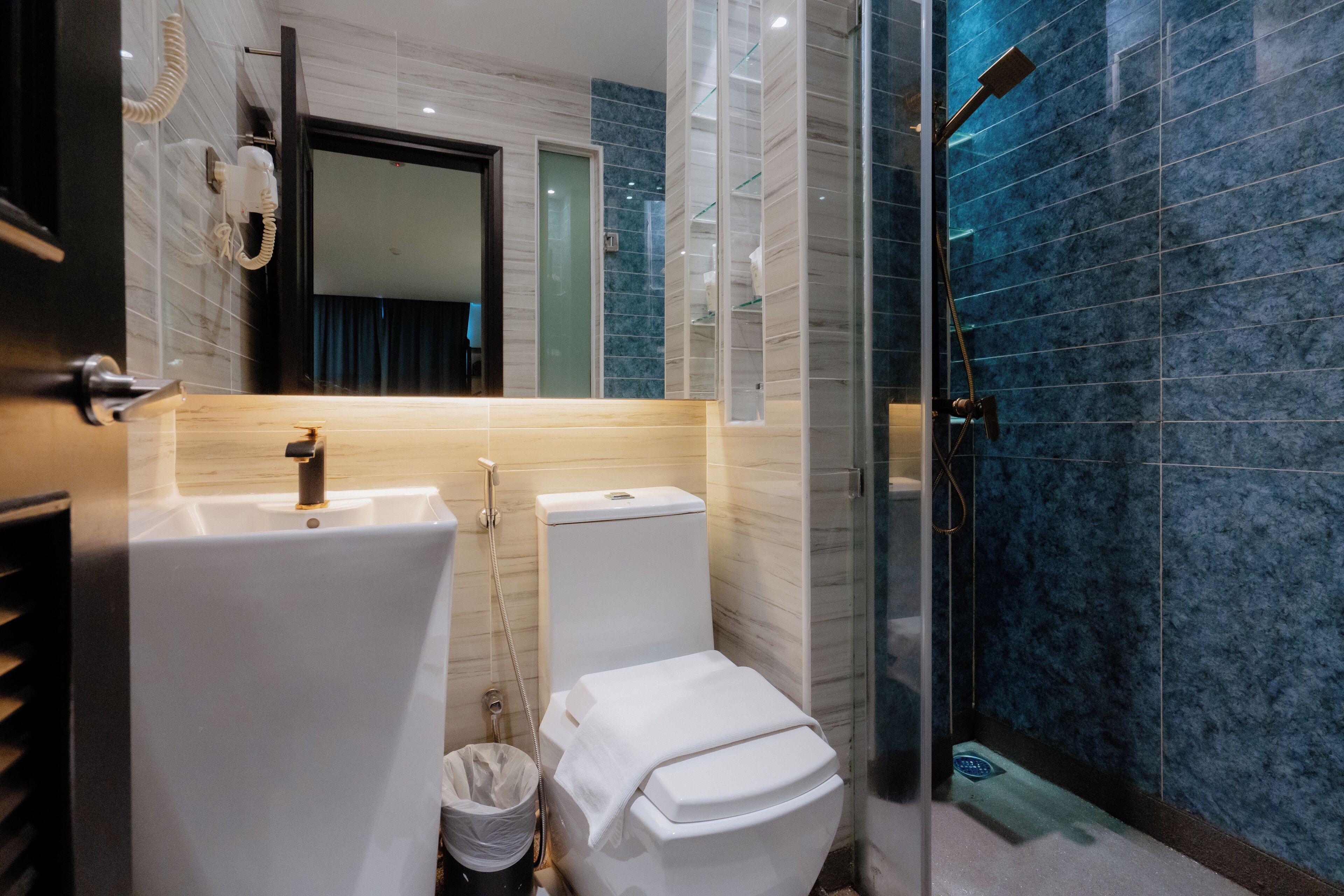 shower, free toiletries, towels