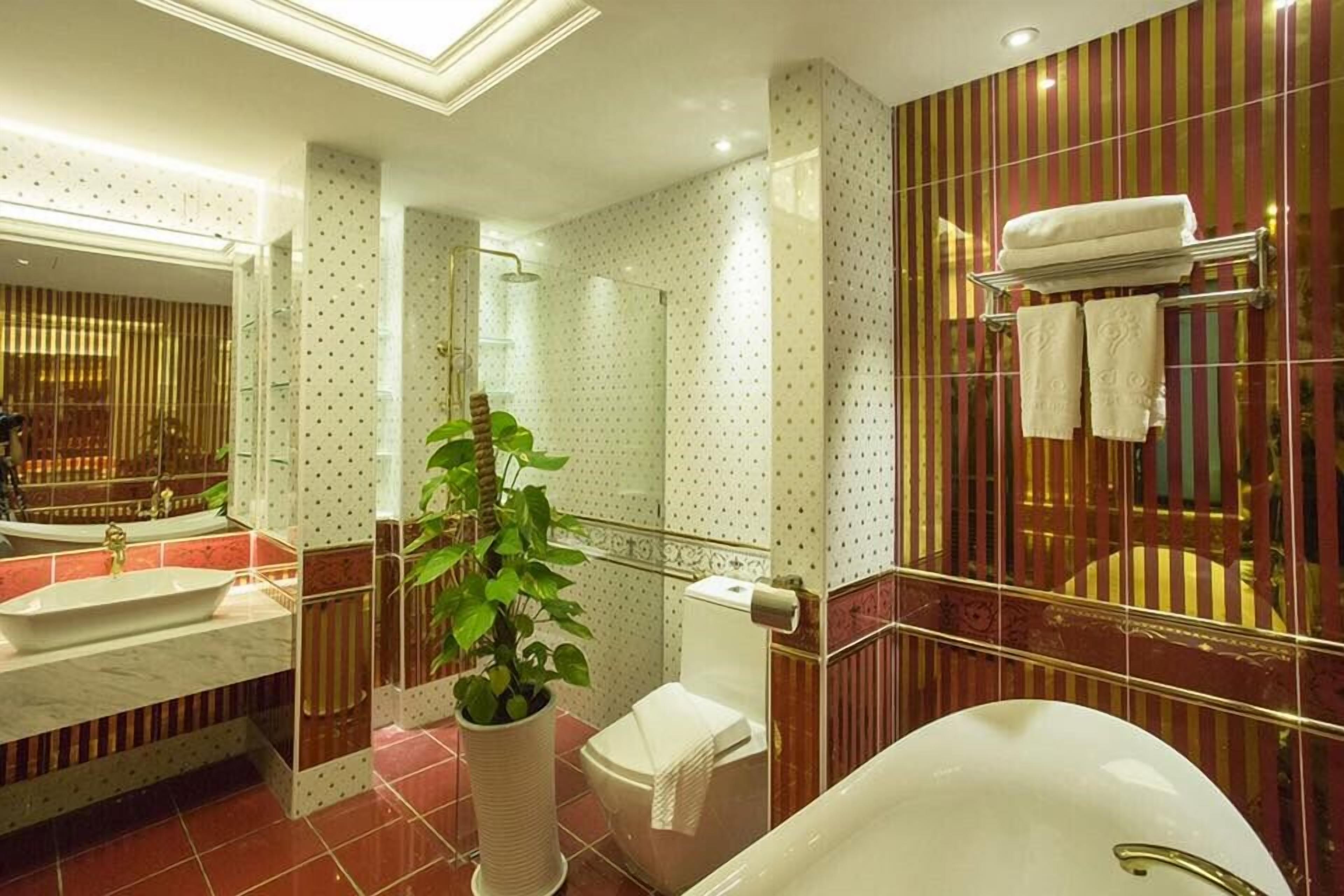 suite room | bathroom | shower, free toiletries, towels