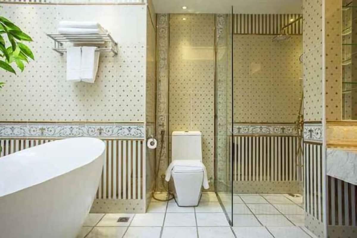 Bathroom | Shower, free toiletries, towels