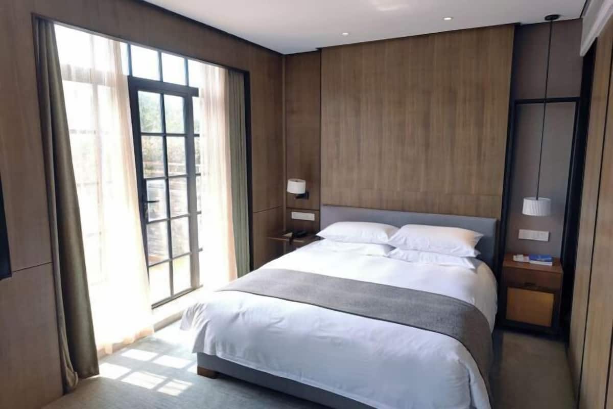 Minibar, in-room safe, desk, blackout curtains