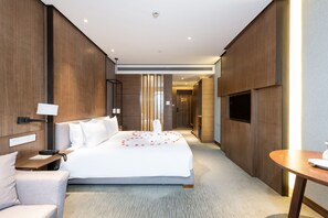 Habitación doble Deluxe | Minibar, caja de seguridad en la habitación y escritorio 