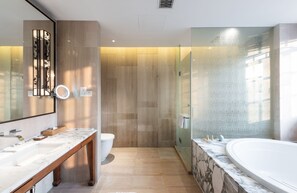 Ilmaiset hygieniatuotteet, hiustenkuivaaja, kylpytakit, tohvelit