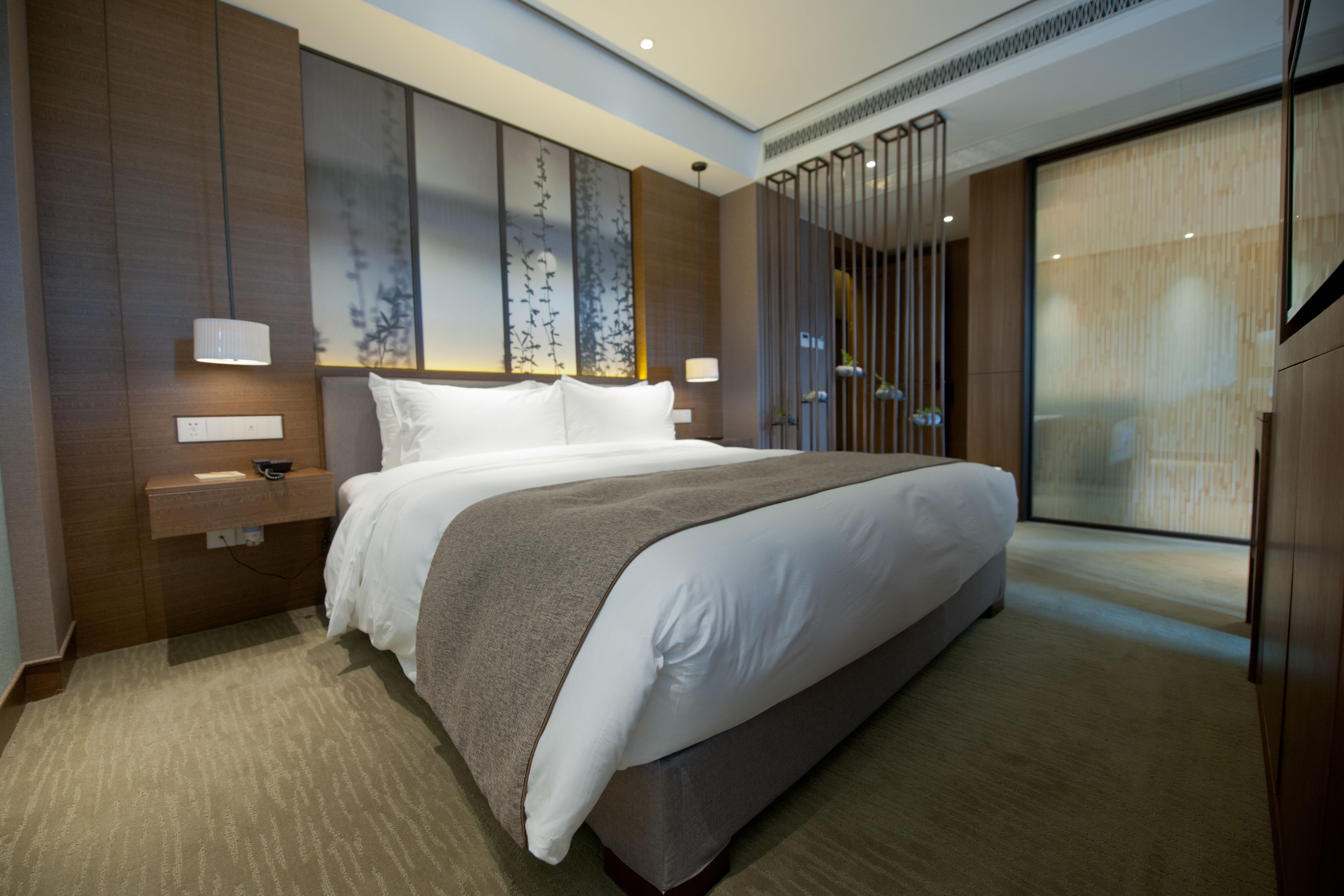 executive room, 1 king bed | minibar, in-room safe, desk, blackout curtains