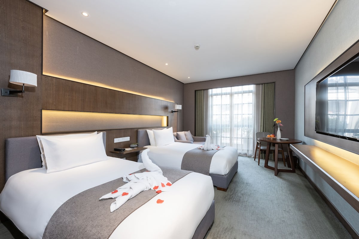 Deluxe Twin Room | Minibar, in-room safe, desk, blackout curtains