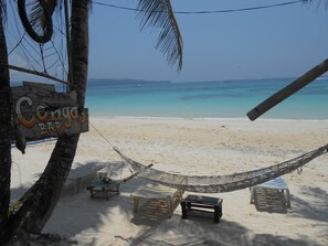 Plage à proximité, sable blanc, serviettes de plage, yoga