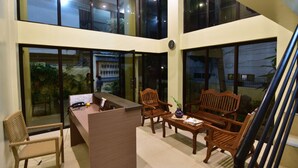 Un espacio de oficina moderno con un escritorio, sillas y una escalera.