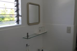 Room ( 3 ) | Bathroom | Shower, towels