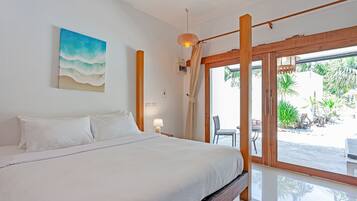 Deluxe Double Room In Front of Pool | デスク、遮光カーテン、WiFi (無料)、ベッドシーツ
