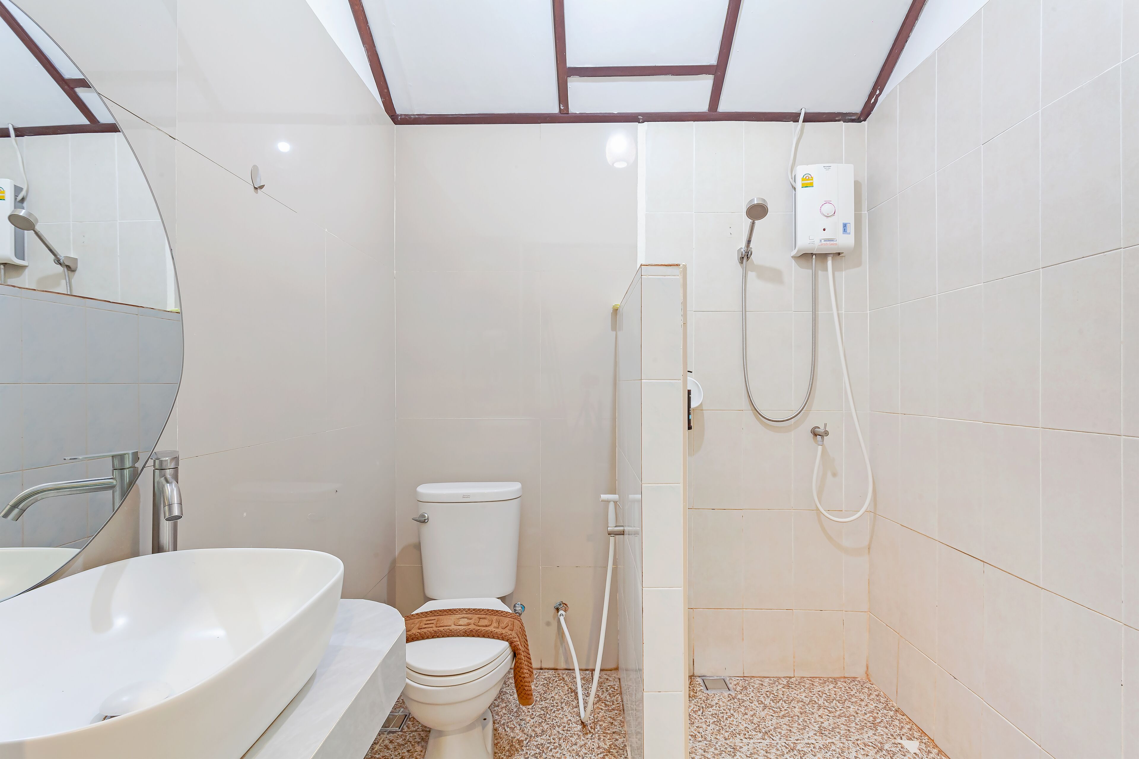 Deluxe Triple Beds Room Garden View | Bathroom | Shower, free toiletries, hair dryer, towels