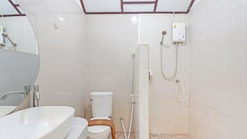 Deluxe Triple Beds Room Garden View | Bathroom | Shower, free toiletries, hair dryer, towels